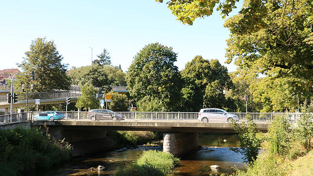 Die Sanierung der Käferbrücke erfolgt ein halbes Jahr unter Vollsperrung. Fußgänger dürfen die Brückce passsieren. Die Maßnahme wird ...
