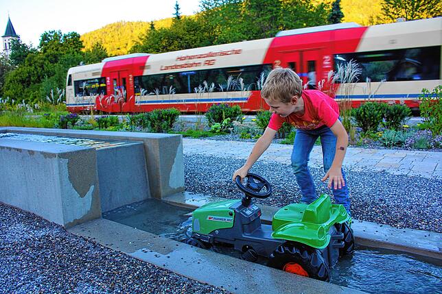 Der Brunnen mit Wasserlauf ist für Kinder wie Paul Muffler die Hauptattraktion.
