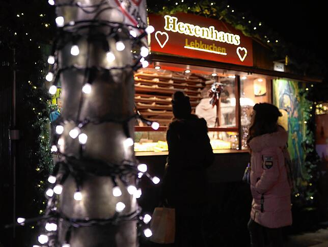 Bude, weihnachtliche Lichter und Menschen mit Abstand: Ein Vorgeschmack auf das, was 2020 kommen könnte.