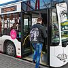 Ein Fahrgast betritt den Radolfzeller Stadtbus. Bild:Gerald Jarausch