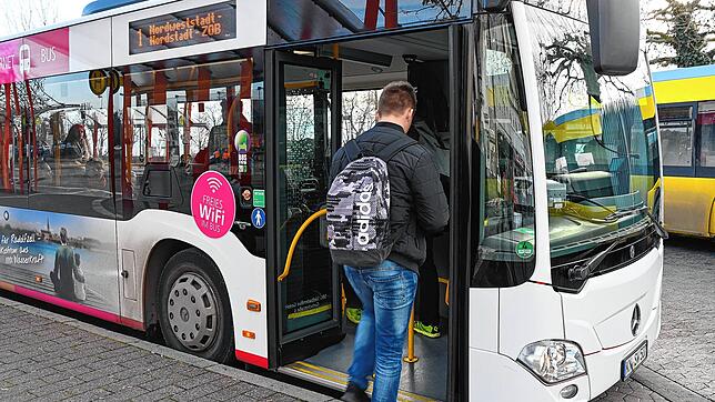 Ein Fahrgast betritt den Radolfzeller Stadtbus. Bild:Gerald Jarausch