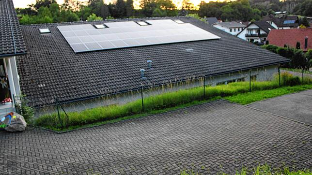 Der Bürgersaal in Dossenbach verfügt bereits über ein Solardach. Jetzt sollen energiesparende Kühlschränke angeschafft werden, fordert ...