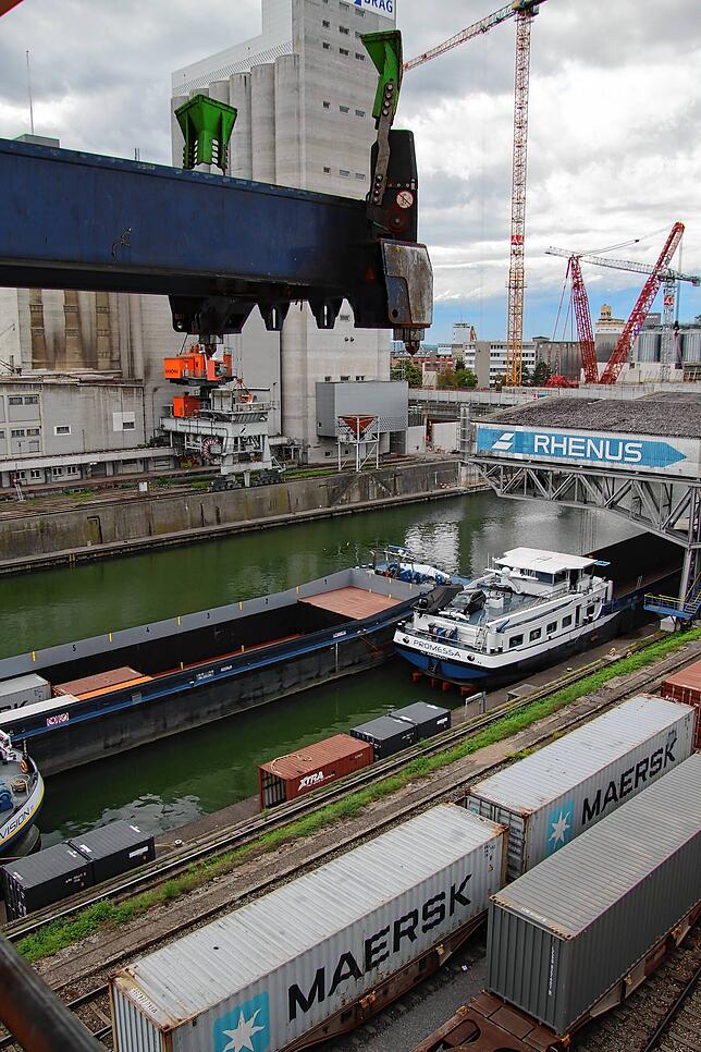 Ein Blick von oben auf ein bereits beladenes, bald ablegendes Schiff in Richtung Rotterdam.