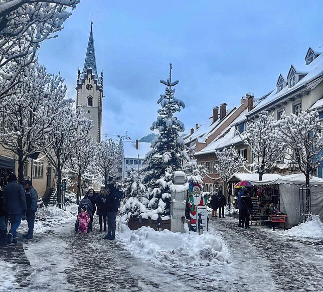 Am Samstagmittag waren die Gassen des Weihnachtsmarkes noch eher bescheiden besucht.