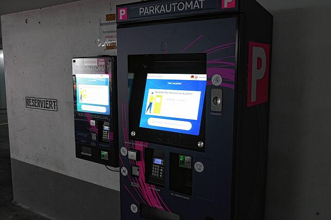 Bezahlen können Kunden derzeit nur an diesen Automaten im Einfahrtsbereich.