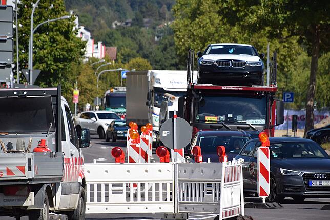 Blick von hinter der Sperrung auf den Schiesser-Knoten. Hinten links kommen die umgeleiteten Fahrzeuge aus der Nellenburgstraße.