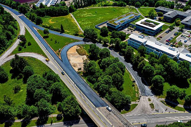 Links im Bild das Grünflächen-Dreieck beim Villinger Landratsamt. Hier wurde nun der erste Blitzer-Weg der Stadt Villingen-Schwenningen ...