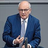 Volker Kauder (CDU), Unions-Fraktionsvorsitzender, spricht 2018 im Deutschen Bundestag.