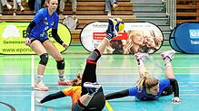 Vergeblich versuchen Sonja Kühne und Nikola Strack (rechts) den Ball zu erreichen. Rückkehrerin Michelle Feuerstein (links) verfolgt ...