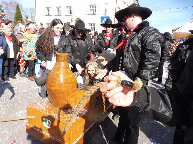 Bild 15: Fasnet-Sunntig-Umzug 2025 in Hilzingen: Farbenfrohes Treiben