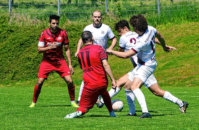 Bild 6: Das torreiche Kellerderby gewinnt der SV Deggenhausertal! Wir waren mit der Kamera dabei!