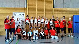 Die erfolgreichen Teilnehmer am 25. Karatesport-Abzeichen bei der Karateschule Bad Säckingen mit den Trainern und Helfern. Foto: ...