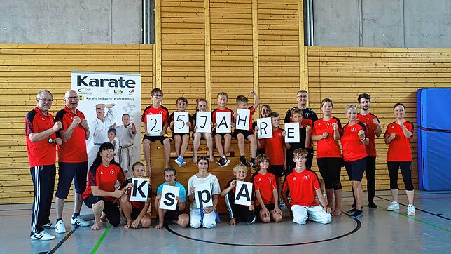 Die erfolgreichen Teilnehmer am 25. Karatesport-Abzeichen bei der Karateschule Bad Säckingen mit den Trainern und Helfern. Foto: ...