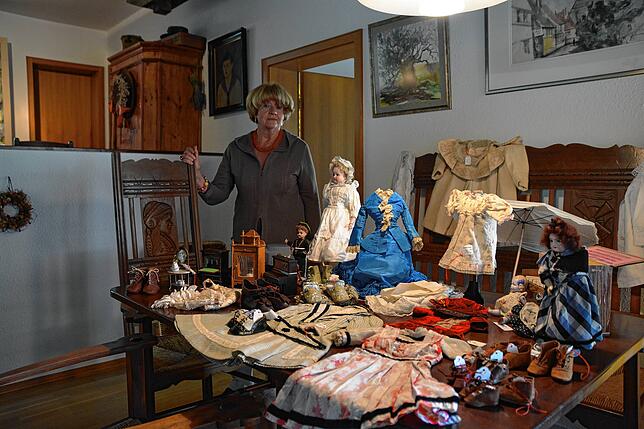 Gerda Rößler vom Hagnauer Puppenmuseum 2018 mit einer Kollektion von Puppen und Zubehör, die eine Sammlerin zum Verkauf anbot.