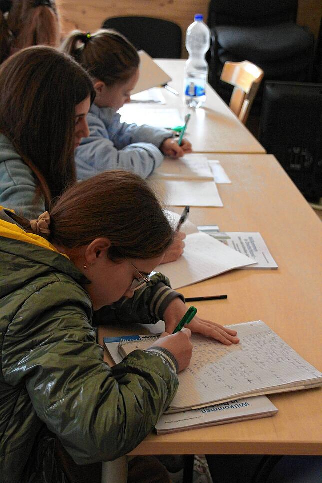 Im Unterricht auf dem Speditionsgelände lernen die Kinder die Grundlagen der deutschen Sprache.