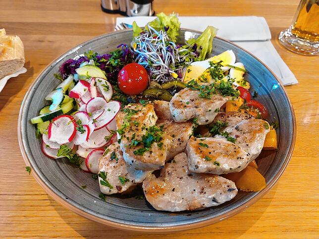 Die Konzil Salat Bowl: Blattsalatmischung mit Hähnchenbrust, Ei, Gurke, Radieschen und Kernen für 17,90 Euro.