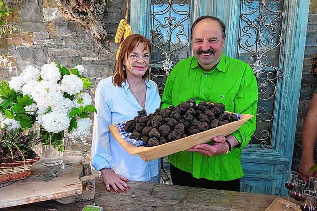 Johann Lafer mit Ehefrau Silvia und der Trüffel-Ausbeute.