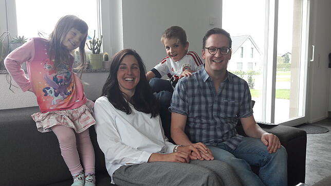 Sarah Heidinger (37) aus Lauchringen mit ihren Kindern Lilly (4) und Frederick (8) und Ehemann Philipp. Sie ist Führungskraft, arbeitet ...