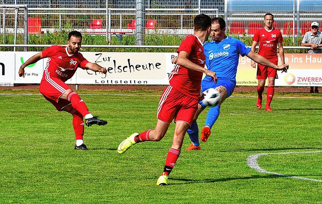 Volltreffer: Raffaele Ponzo (links) zog nach vier Minuten aus 25 Metern ab und traf zum 1:0 für den SV Jestetten gegen den TuS ...