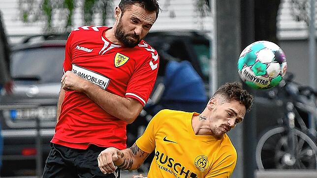 Kopfballduell: Der Rheinfelder Asip Smailji (links) springt höher als der Wyhler Manuel Schätzle. Dennoch verlor der FSV Rheinfelden die ...