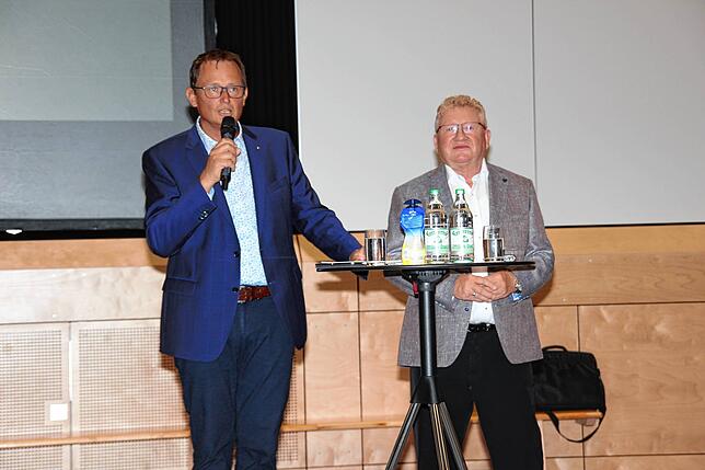 Ortsvorsteher Stephan Einsiedler (links) und Walter Veser, Vorsitzender des Bürgervereins sind stolz, dass der Solarpark nun in Beuren ...