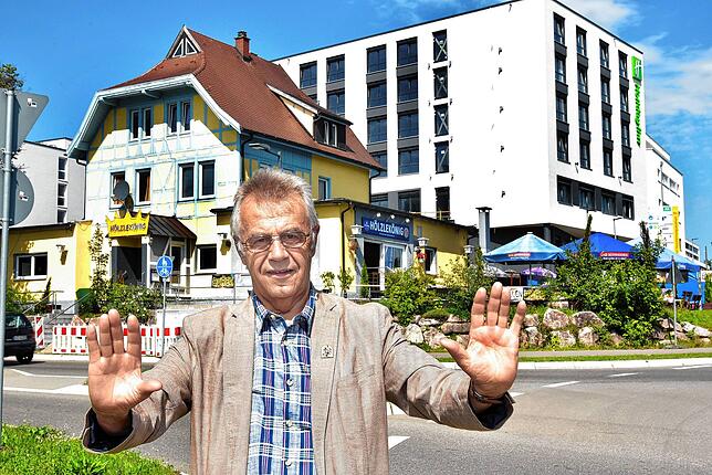 Stopp, der „Hölzekönig“ muss bleiben: Schon seit 2017 versucht Wilfried Steinhart aus Villingen, den Abriss des Gebäudes zu ...