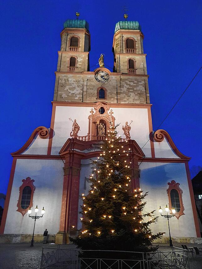 Der Weihnachtsbaum sorgt vo dem Münster für besinnliche Stimmung.