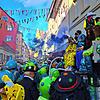 Bunt, bunter, Konstanzer Fasnacht! Ausgelassen feiern die Narren am Schmotzigen Dunschtig in den Gassen der Altstadt.