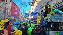 Bunt, bunter, Konstanzer Fasnacht! Ausgelassen feiern die Narren am Schmotzigen Dunschtig in den Gassen der Altstadt.