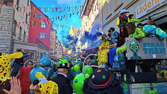 Bunt, bunter, Konstanzer Fasnacht! Ausgelassen feiern die Narren am Schmotzigen Dunschtig in den Gassen der Altstadt.