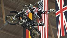 Waghalsige Sprünge und Stunts bei der Motorradwelt: Die Wrecking-Crew hält ihre Zuschauer mit FMX-Jumps in Atem.