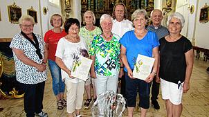 Ehrungen beim Chor mit dem Vorstand (hinten, von links): Regina Halmer, Brigitte Fecht, Angela Frei (stellvertretende Vorsitzende), Karl ...