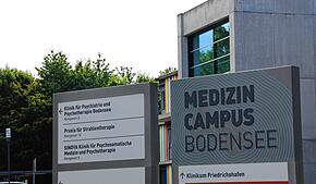 Das Klinikum Friedrichshafen: Zum kommenden Jahr will die Stadt Friedrichshafen die Trägerschaft für den Klinikverbund abgeben.