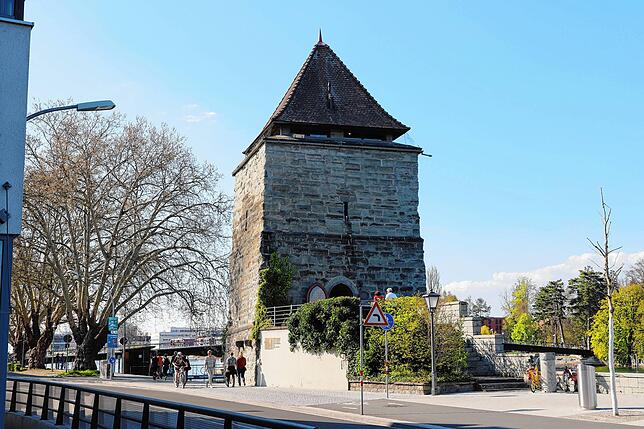 Beim Pulverturm sollte das erste Dampfschiff des Bodensees im Jahr 1817 mit Hortense als Ehrengast an Bord starten. Da das Schiff ...