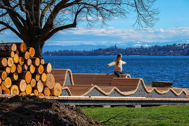 Die Holzwellen im Uferpark laden zum Entspannen und Verweilen ein. Belebt wird die Installation hier von der elfjährigen Julia Mende, ...