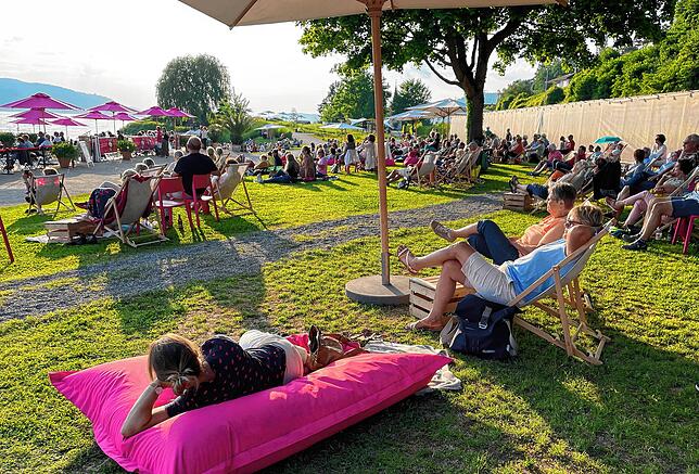 Das Publikum genießt die Veranstaltungen und die Atmosphäre direkt am See.