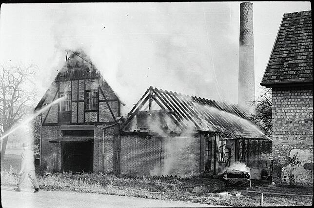 Die Explosion des Maschinenhauses auf dem Gelände der ehemaligen Gerberei Blank am 26. Oktober 1957. Daneben das Wohnhaus und die ...