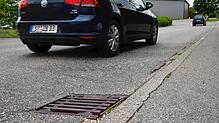 Ein Auto fährt über die Straße Zum Aurein im Industriegebiet Hardt. Da die Straße Beschädigungen aufweist, soll sie noch in diesem Jahr ...