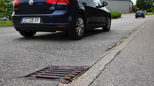 Ein Auto fährt über die Straße Zum Aurein im Industriegebiet Hardt. Da die Straße Beschädigungen aufweist, soll sie noch in diesem Jahr ...