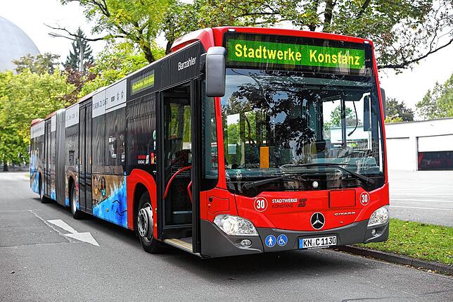 Ein Roter Arnold in Aktion. Dass die städtischen Busse in Konstanz so genannt werden, hat mit dem sozialdemokratischen Bürgermeister ...