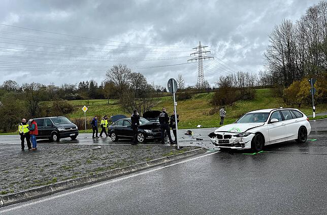 Bild 1: Glück im Unglück: Schwerer Verkehrsunfall auf der B33 wegen Missachtung der Vorfahrt