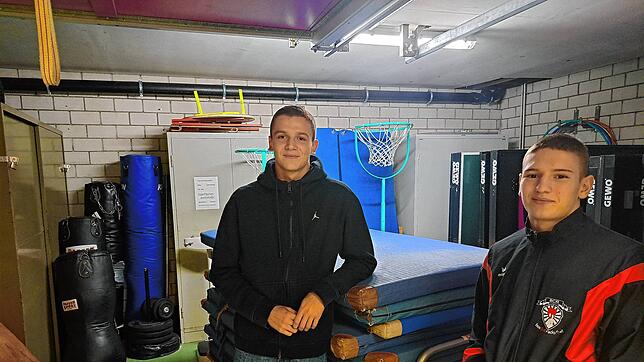 Devin Matern und Jan Winder in der Untersee Sporthalle nach dem Training ihrer Boxkollegen vom Boxclub Radolfzell. Wegen Erkältungen ...