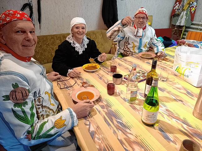 Gebrannte Mehlsuppe zum Frühstück bei Priska und Frank Haas (rechts), die morgens mehrere Gäste im Haus haben.