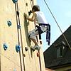 Mehrfach konnten sich die Besucher des Blumberger Straßenfests auch eine Kletterwand ausprobieren, wie hier im Jahr 2004.