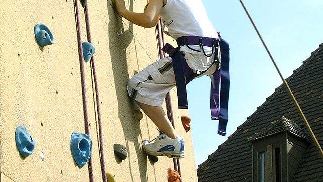 Mehrfach konnten sich die Besucher des Blumberger Straßenfests auch eine Kletterwand ausprobieren, wie hier im Jahr 2004.