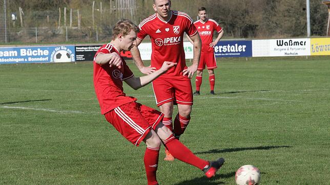 Treffsicher: Torsten Pietzke (links) erzielte beim 1:1 seiner Spvgg. Wutöschingen im Kellerduell beim FC 08 Bad Säckingen den wichtigen ...