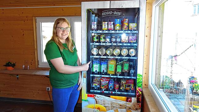 Lena Hopp zeigt auf die Packungen mit Mehl, die sie gerade in den Automaten geräumt hat. Die Produkte finden derzeit reißenden Absatz.