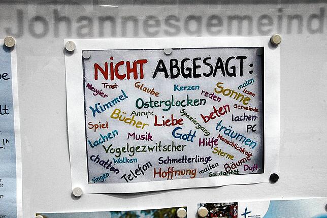 Auf diesem Plakat an der Villinger Johanneskirche wird aufgezählt, was trotz Corona noch möglich ist.