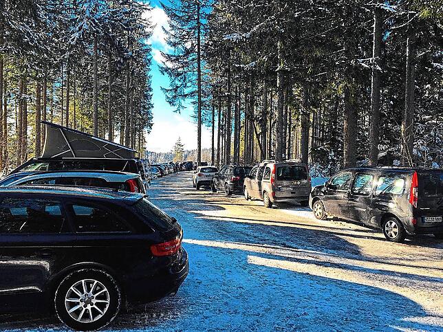 Voll besetzt ist meistens am Wochenende der Parkplatz beim Skistadion Wittenbach.
