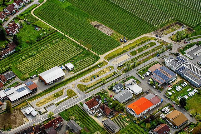Oberhalb der Erweiterungsfläche des Kapellenparkplatzes am Ortseingang von Bodman soll das Neubaugebiet „Untere Kapellenäcker ...